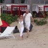 Nicollette Sheridan et son amoureux sur la plage de Saint-Barthélemy le 11 avril 2012