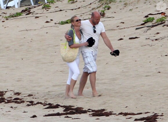 Nicollette Sheridan et son amoureux sur la plage à Saint-Barthélemy le 11 avril 2012