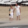 Nicollette Sheridan se promène avec son amoureux sur la plage de Saint-Barthélemy le 11 avril 2012
