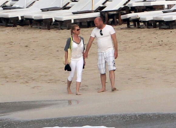 Nicollette Sheridan se promène avec son amoureux sur la plage de Saint-Barthélemy le 11 avril 2012