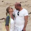 Nicollette Sheridan et son amoureux sur la plage de Saint-Barthélemy le 11 avril 2012