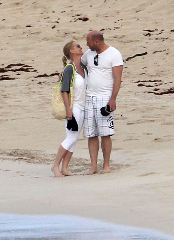 Nicollette Sheridan et son amoureux sur la plage de Saint-Barthélemy le 11 avril 2012