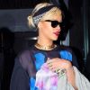 La superbe Rihanna quittait New York dans un T-shirt imprimé fleur d'iris signé Givenchy, composante d'un look boyish. Le 18 mars 2012.