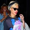 La superbe Rihanna quittait New York dans un T-shirt imprimé fleur d'iris signé Givenchy, composante d'un look boyish. Le 18 mars 2012.