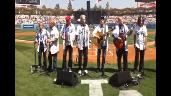 Les Beach Boys réunis : coup d'envoi de leur 50e anniversaire chez les Dodgers