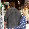 Très amoureux, David Hasselhoff et sa chérie Hayley Roberts font du shopping à Los Angeles le 11 avril 2012