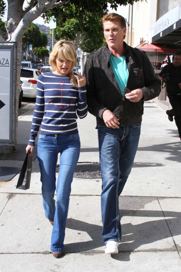 Epanouis, David Hasselhoff et sa chérie Hayley Roberts font du shopping à Los Angeles le 11 avril 2012
