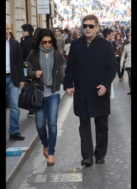 Alec Baldwin et sa fiancée Hilaria Thomas main dans la main le 12 avril 2012 à Rome