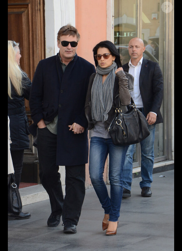 Alec Baldwin et sa fiancée Hilaria Thomas le 12 avril 2012 à Rome