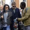 Alec Baldwin et sa fiancée Hilaria Thomas restent dubitatifs devant les souvenirs proposés dans les rues de Rome le 12 avril 2012