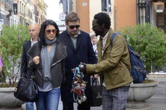 Alec Baldwin et sa fiancée Hilaria Thomas restent dubitatifs devant les souvenirs proposés dans les rues de Rome le 12 avril 2012
