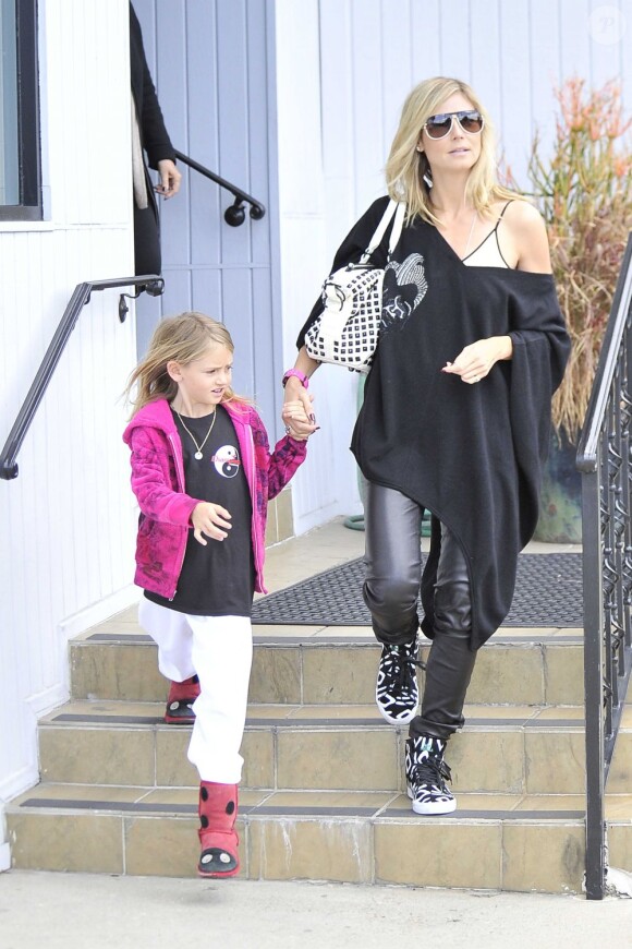 Heidi Klum maman poule avec sa fille Leni dans les rues de Los Angeles le 14 avil 2012