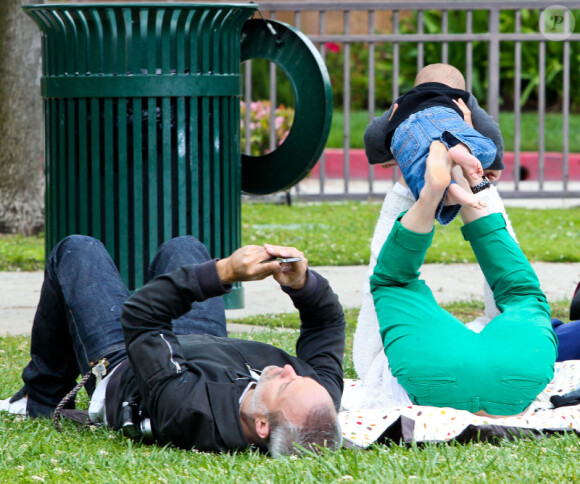 Selma Blair et son mari Jason Bleick jouent avec leur petit Arthur au parc à Los Angeles le 14 avril 2012