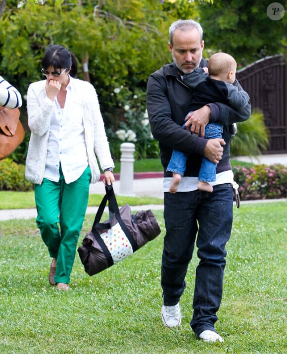 Selma Blair : Son mari Jason Bleick est un vrai papa poule pour leur fils Arthur à Los Angeles le 14 avril 2012