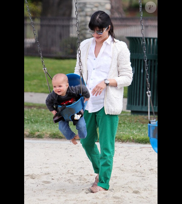 Selma Blair s'amuse comme une folle avec son petit Arthur à la balançoire au Coldwater Park à Beverly Hills le 14 avril 2012