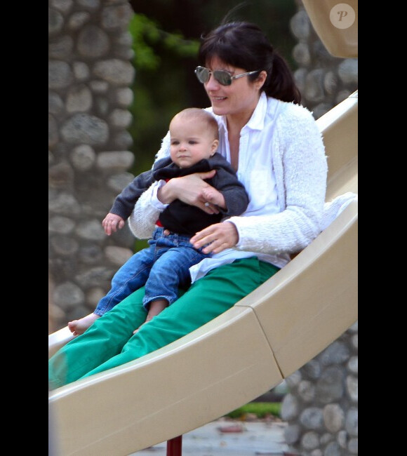 Selma Blair : une vraie maman poule avec son adorable petit Arthur au Coldwater Park à Beverly Hills le 14 avril 2012