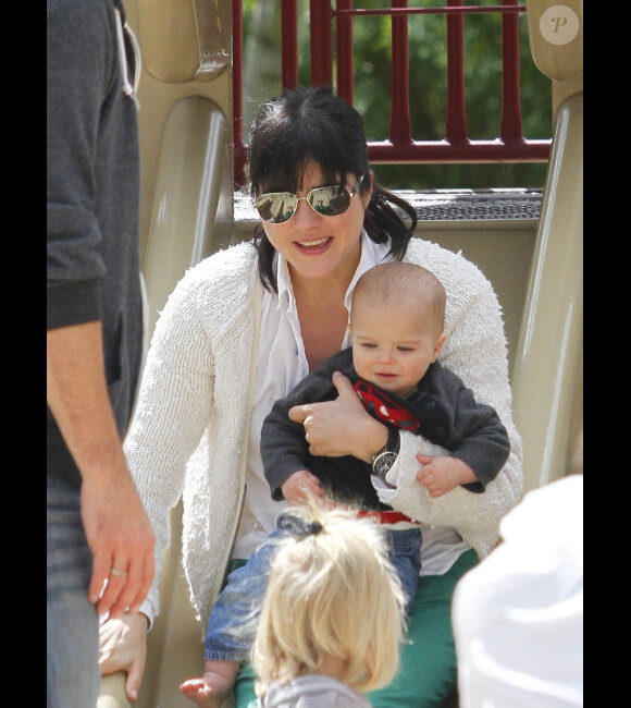 Sur le toboggan, Selma Blair et son adorable petit Arthur passent un très bon moment au Coldwater Park à Beverly Hills le 14 avril 2012