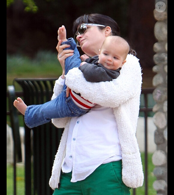 Selma Blair : une vraie maman poule avec son adorable petit Arthur au Coldwater Park à Beverly Hills le 14 avril 2012