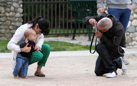 Moments de bonheur pour Selma Blair, son mari Jason Bleick et leur adorable petit Arthur au Coldwater Park à Beverly Hills le 14 avril 2012