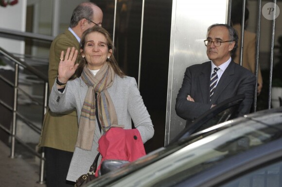 L'infante Elena d'Espagne rend visite le 14 avril 2012 au roi Juan Carlos Ier à l'hôpital où il a été admis pour le remplacement d'une hanche suite à un accident de chasse au Botswana.