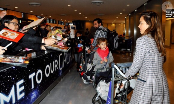 Jessica Alba arrive à Tokyo avec son mari Cash Warren et leur deux fillettes (ici, l'aînée, Honor). Le 14 avril 2012