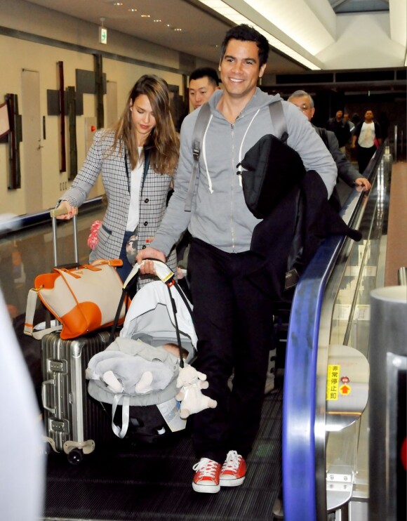 Jessica Alba arrive à Tokyo avec son mari Cash Warren et leurs deux filles (ici, la cadette Haven). Le 14 avril 2012