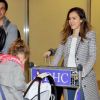 Jessica Alba arrive à Tokyo avec son mari Cash Warren et leurs deux petites filles (ici, l'aînée, Honor). Le 14 avril 2012