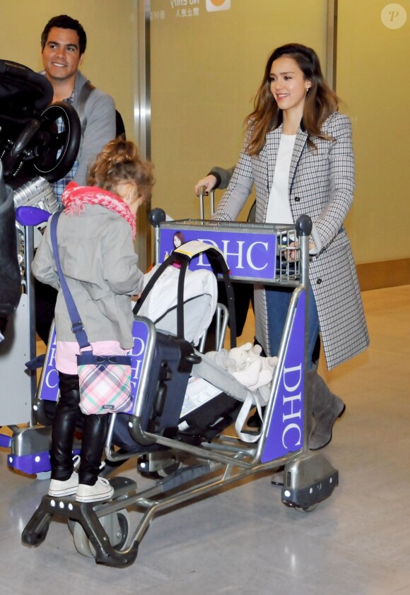 Jessica Alba arrive à Tokyo avec son mari Cash Warren et leurs deux petites filles (ici, l'aînée, Honor). Le 14 avril 2012