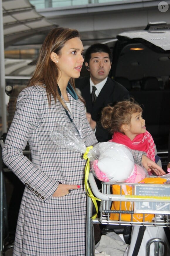 Jessica Alba arrive à Tokyo avec son mari Cash Warren et leurs deux filles (ici, l'aînée, Honor). Le 14 avril 2012