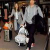 Jessica Alba arrive à Tokyo avec son mari Cash Warren et leurs filles (ici, la cadette Haven). Le 14 avril 2012