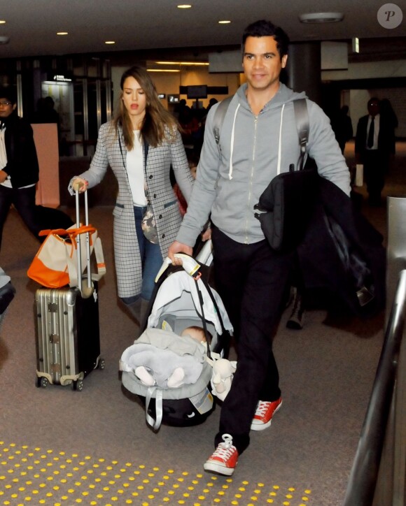 Jessica Alba arrive à Tokyo avec son mari Cash Warren et leurs filles (ici, la cadette Haven). Le 14 avril 2012