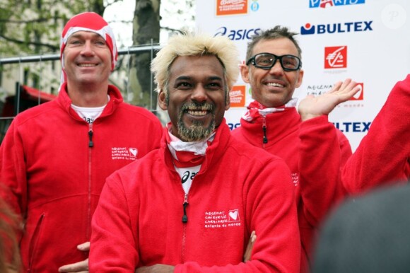 Satya Oblet et Paul Belmondo lors des Kilomètres du Coeur, en plein Marathon de Paris le 15 avril 2012