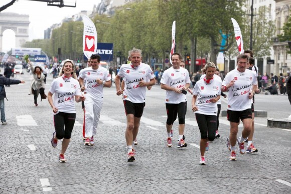 Taïg Khris, Sylvie Tellier et Patrick Poivre-d'Arvor lors des Kilomètres du Coeur, en plein Marathon de Paris le 15 avril 2012