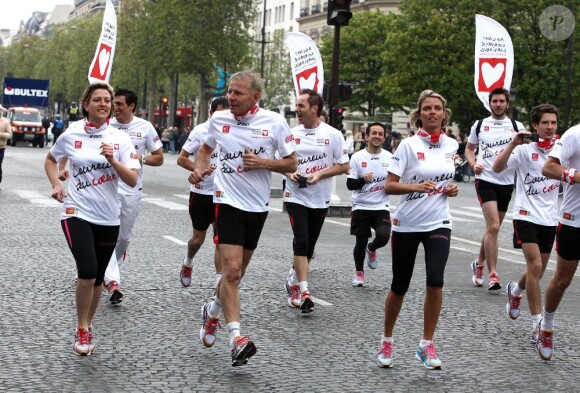 Patrick Poivre-d'Arvor et Sylvie Tellier lors des Kilomètres du Coeur, en plein Marathon de Paris le 15 avril 2012