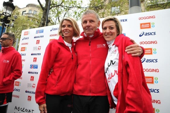 Sylvie Tellier et Patrick Poivre-d'Arvor lors des Kilomètres du Coeur, en plein Marathon de Paris le 15 avril 2012