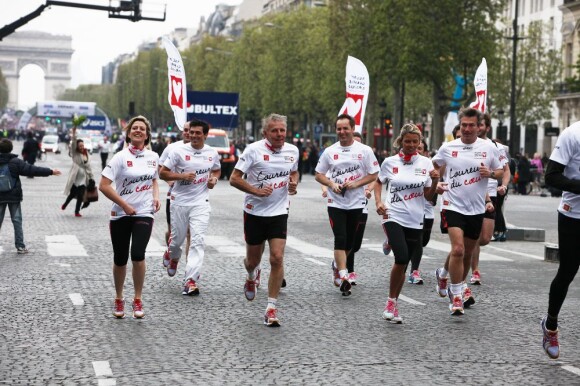 Patrick Poivre-d'Arvor lors des Kilomètres du Coeur, en plein Marathon de Paris le 15 avril 2012