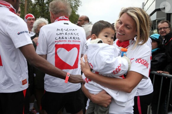 Sylvie Tellier lors des Kilomètres du Coeur, en plein Marathon de Paris le 15 avril 2012