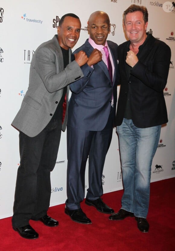 Sugar Ray Leonard, Mike Tyson et Piers Morgan lors de la présentation de son one-man-show au casino MGM Grand à Las Vegas, le 14 avril 2012