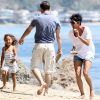 Halle Berry, sa fille Nahla et son compagnon Olivier Martinez passent la journée sur la plage de Malibu le 7 avril 2012.
