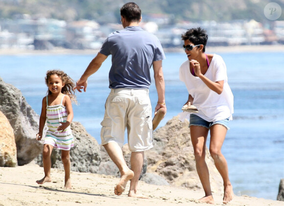 Halle Berry, sa fille Nahla et son compagnon Olivier Martinez passent la journée sur la plage de Malibu le 7 avril 2012.