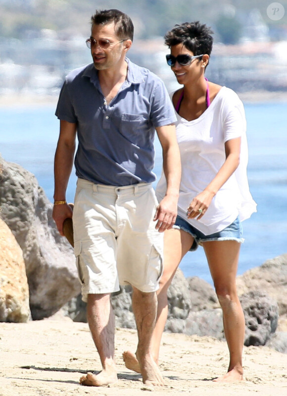 Halle Berry et son compagnon Olivier Martinez, épanouis et complices aux côtés de Nahla, la fille de l'actrice, sur la plage de Malibu le 7 avril 2012.