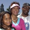 Bobby Brown en compagnie de Whitney Houston et de leur fille Bobbi Kristina au Disneyland d'Anahein en Californie en août 2004
