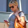 Reese Witherspoon, enceinte, semble très occupée à la sortie de son bureau à Santa Monica le 17 avril 2012