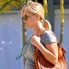 Reese Witherspoon, enceinte : moulée dans une robe grise, elle est très séduisante lorsqu'elle quitte son bureau à Santa Monica le 17 avril 2012