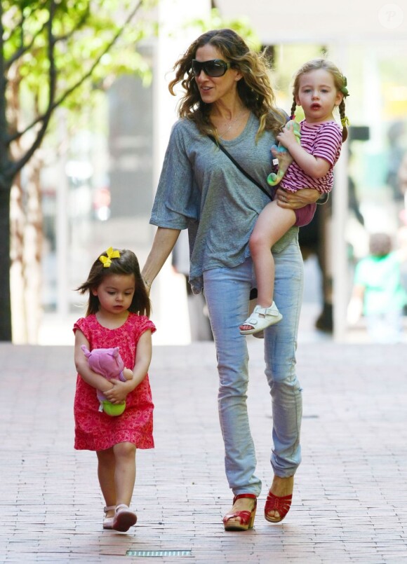 Sarah Jessica Parker et ses deux jumelles Marion et Tabitha en route pour l'école. New York, le 17 avril 2012.