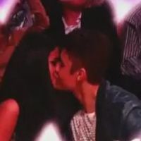Justin Bieber et Selena Gomez : Baiser forcé sur écran géant