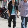 Justin Bieber se promène dans les rues de Los Angeles, le mercredi 18 avril 2012.