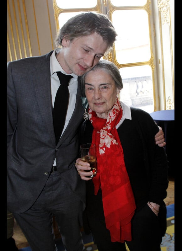 Stanislas Merhar et sa mère, à Paris le 20 avril 2012.