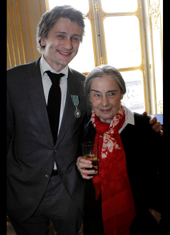 Stanislas Merhar et sa mère, à Paris le 20 avril 2012.
