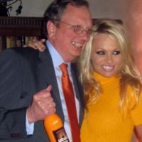 Pamela Anderson : Sensualité, liqueur et concours de muscles